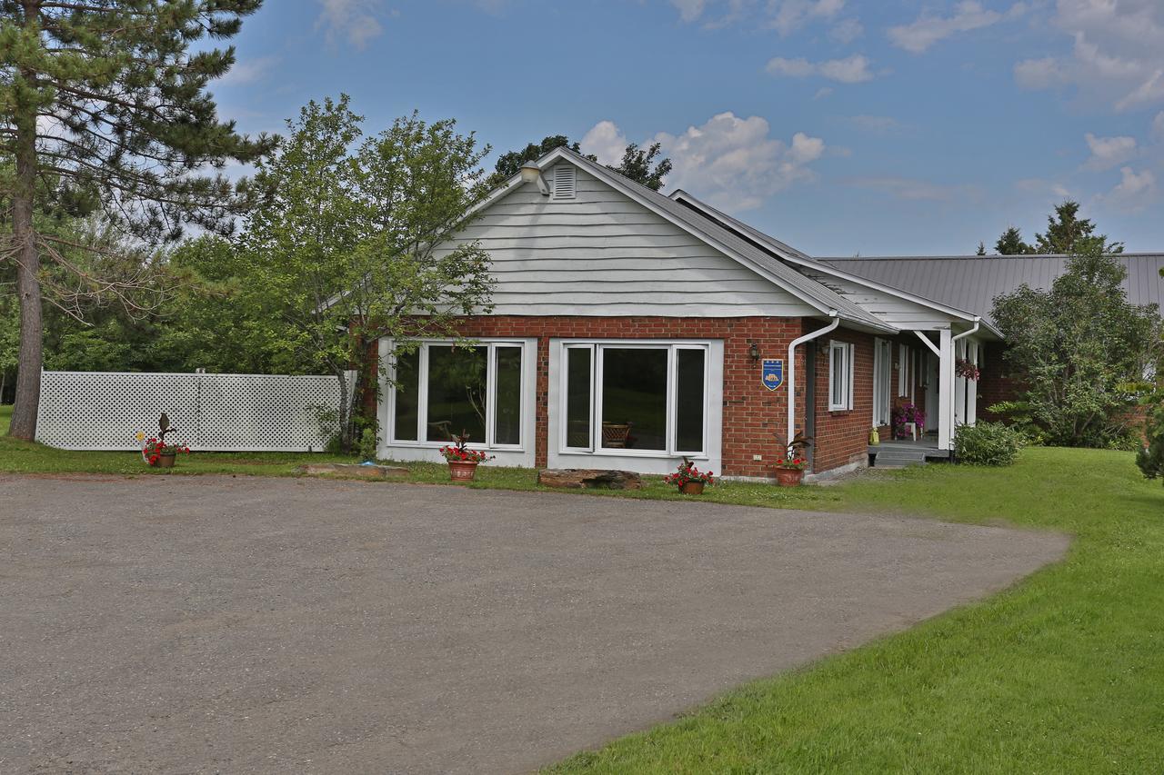 Ranch St-Hubert Saint-Hermenegilde Exterior foto